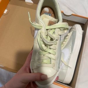 WOMENS LOW BLAZERS GREEN AND SEAFOAM!! WITH BOX WORN ONCE!! WOMENS SIZE 8